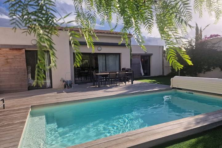 Location de vacances pour 8 personnes, avec Jacuzzi ainsi que Terrasse et Jardin dans Plage Cala Rossa