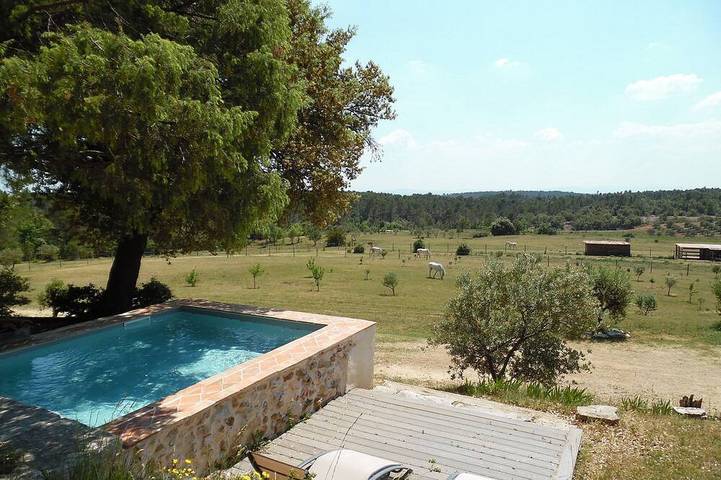 Gîte pour 3 personnes, avec Terrasse ainsi que Jardin et Piscine
