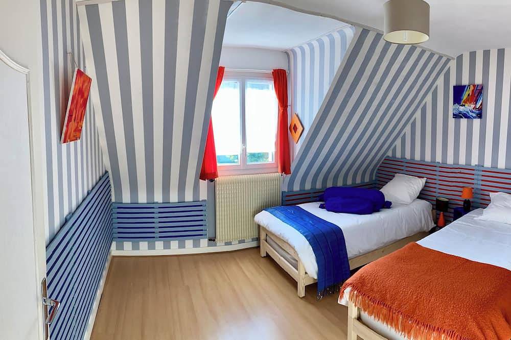 Family home near the beach, enclosed garden, 4 bedrooms, sleeps 10 in Loctudy, Côte de Cornouaille