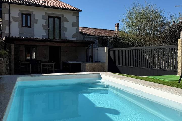 Gîte pour 11 personnes, avec Balcon ainsi que Jacuzzi et Jardin