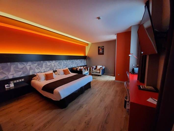 Hôtel, avec Jacuzzi ainsi que Terrasse et Sauna à Châlons-en-Champagne - 2