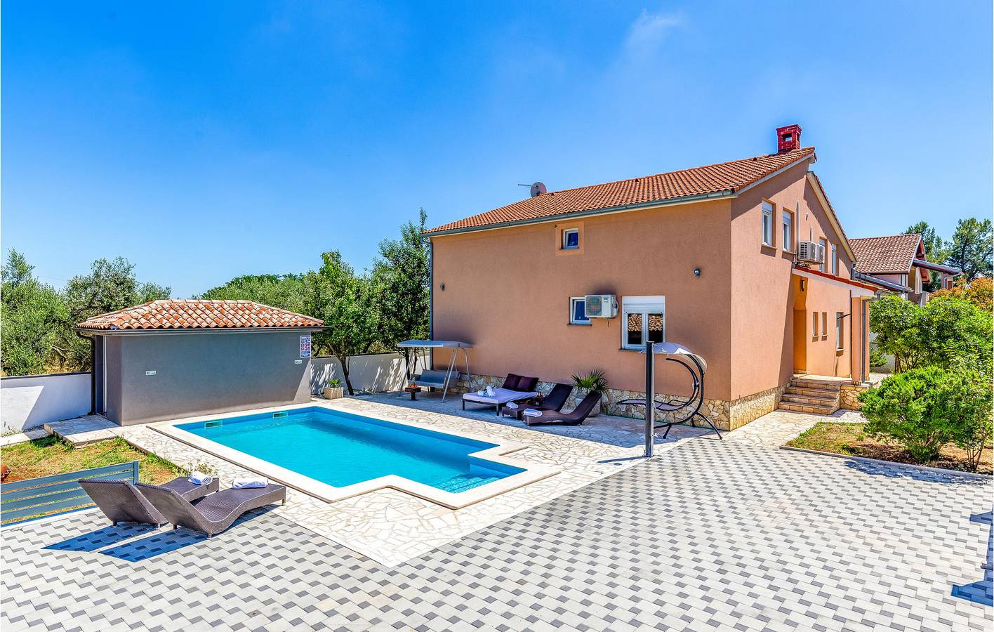 Ganze Ferienwohnung, Modernes 1-Zimmer-Apartment mit Pool, WLAN und Parkplatz in der Nähe des Stadtzentrums von Vintijan in Pula-Medulin, Pula