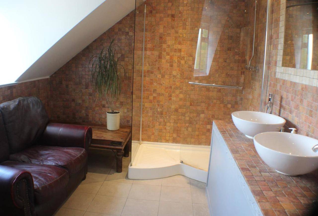 Double or Twin Room with Bathroom in Glastonbury, Somerset
