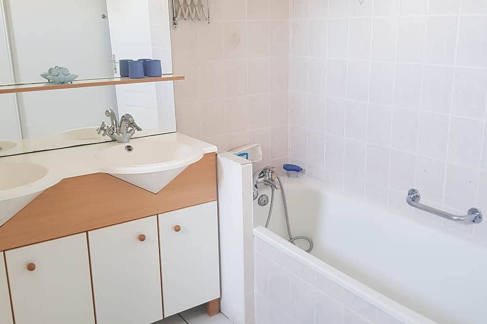 Entire apartment, Apartment/ flat - Mèze in Mèze, Côte d'Améthyste