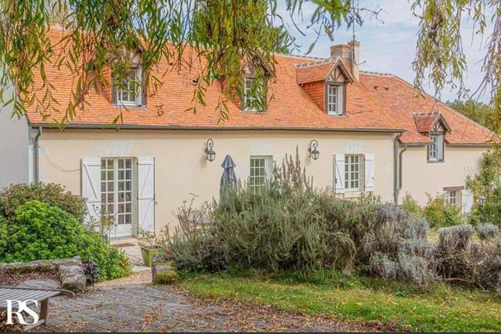 Location de vacances pour 12 personnes, avec Balcon et Terrasse ainsi que Jardin et Vue à Artannes-sur-Indre