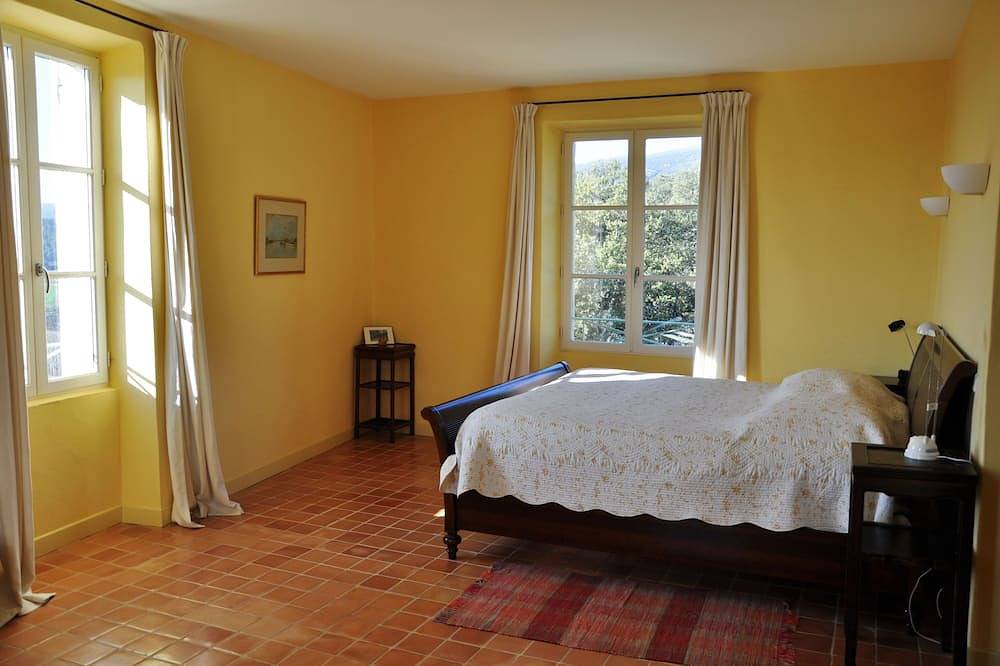 Beautiful manor with swimming pool and orchard facing  the Provençal Colorado in Rustrel, Parc naturel régional du Luberon