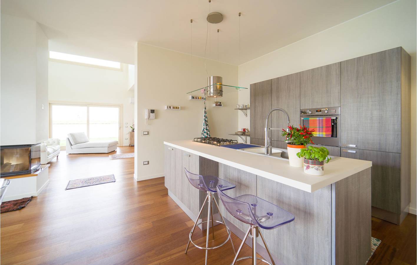 Oase aan het zwembad nabij het centrum van Partanna in Partanna, Provincie Trapani