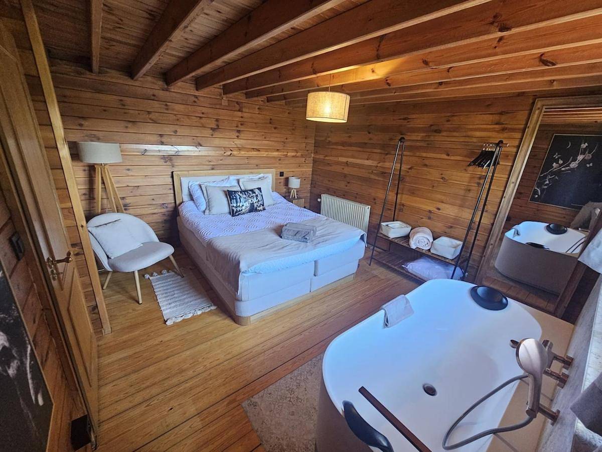 Two-Bedroom Chalet in Saint-Hubert, Région de Neufchâteau