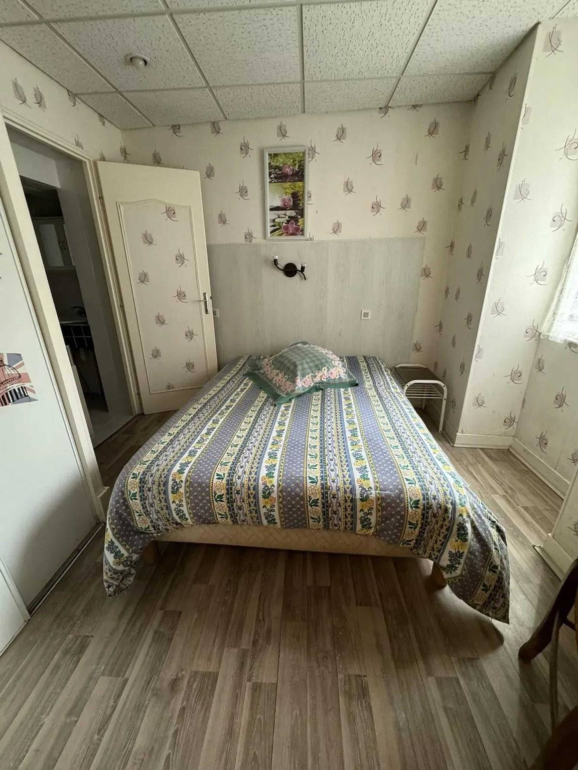 Estudio entero, Estudio encantador en Néris-les-Bains, 20 m², con terraza in Néris-les-Bains, Región de Montluçon