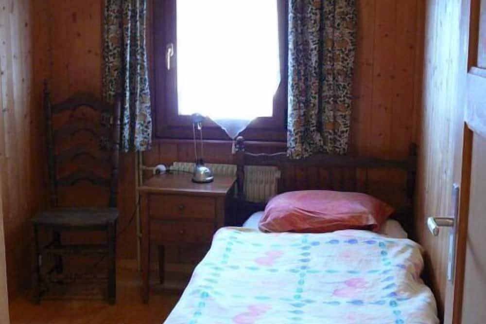 Außen: Chalet von ca. 132m2, für 10 Personen, mit Garten und Gartenmöbeln -Innen: Wohnzimmer mit Ess in Chandolin, Anniviers