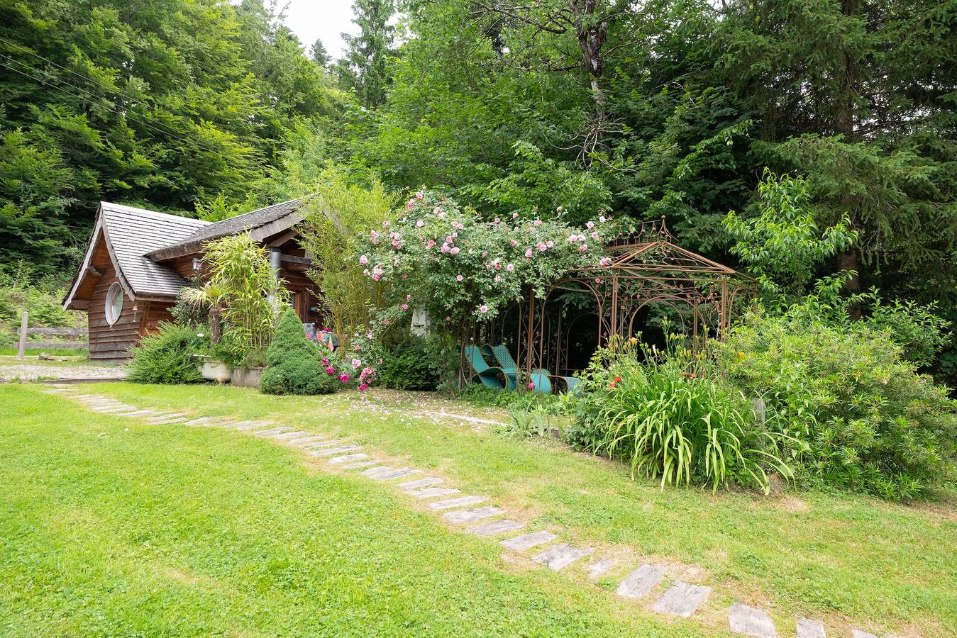 Chalet des Amoureux avec terrasse et jardin privés, Wi-Fi, pêche, rando in Épinal, Région d'Épinal