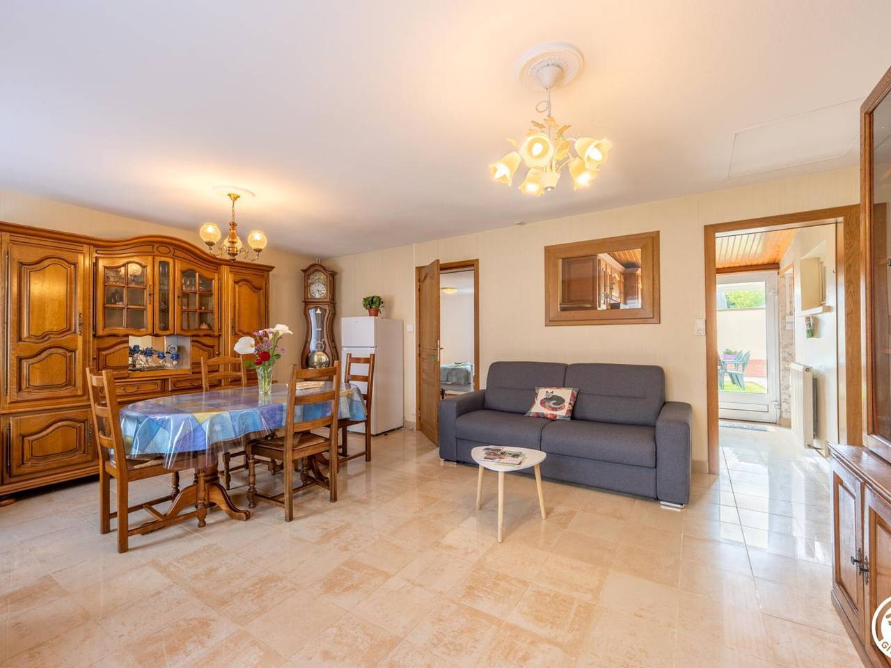 Casa independiente acogedora con 2 habitaciones, patio y Wifi en Formerie in Formerie, Río Oise