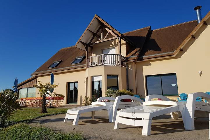 Location de vacances pour 23 personnes, avec terrasse et jardin à Saint-Pois