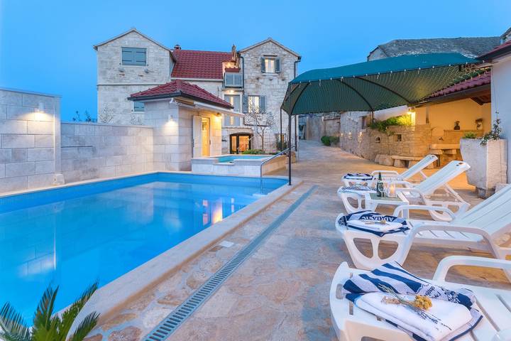 Ferieudlejning for 6 personer, med balkon/terrasse og pool i Brac