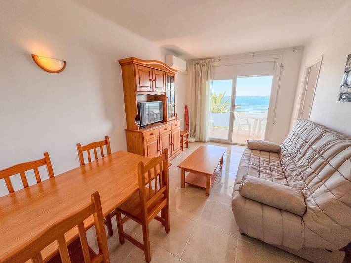 Entire apartment, Holiday apartment for 6 people with terrace in Platja de Sant Margarida (Roses), Roses