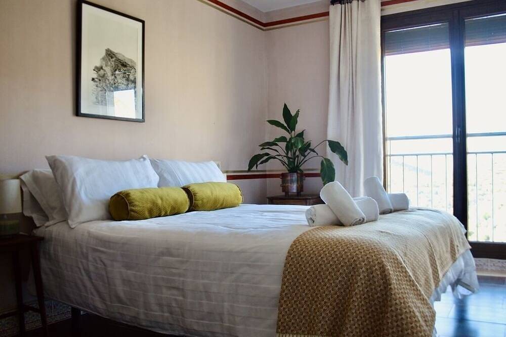 Casería escondida con montañas donde la naturaleza despliega su mayor esplendor in Hinojares, Parque natural de las Sierras de Cazorla y Segura