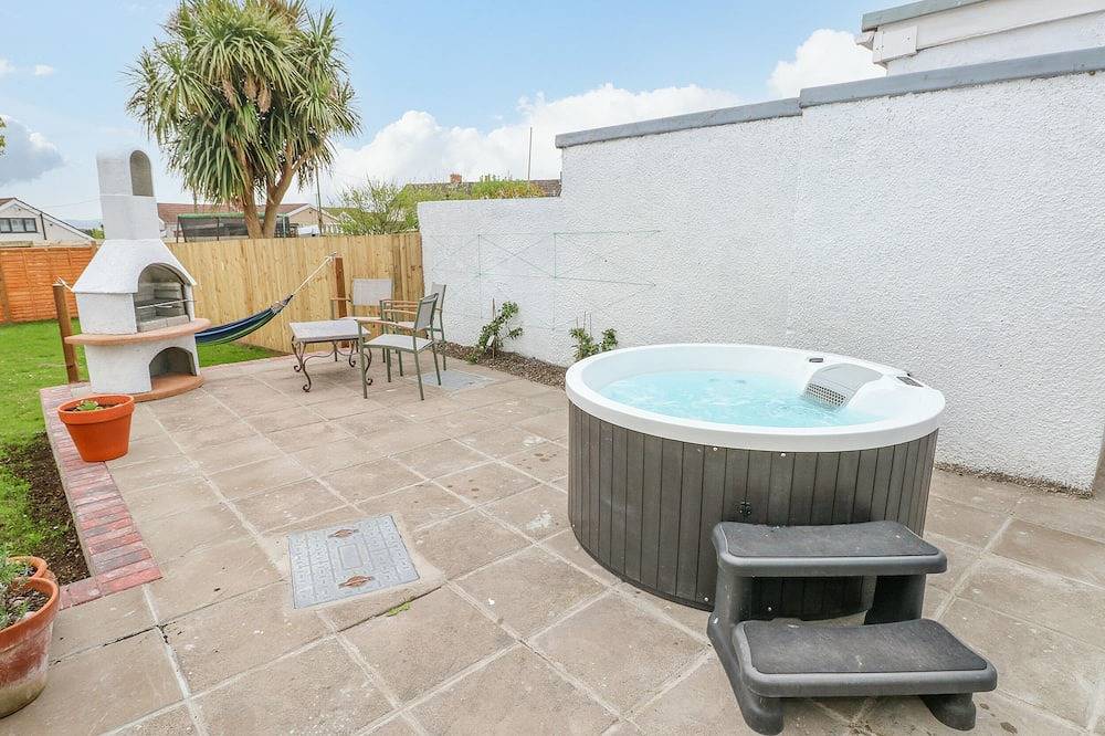 54 Pencoed Road, pet friendly, with hot tub in Burry Port in Burry Port, Carmarthenshire
