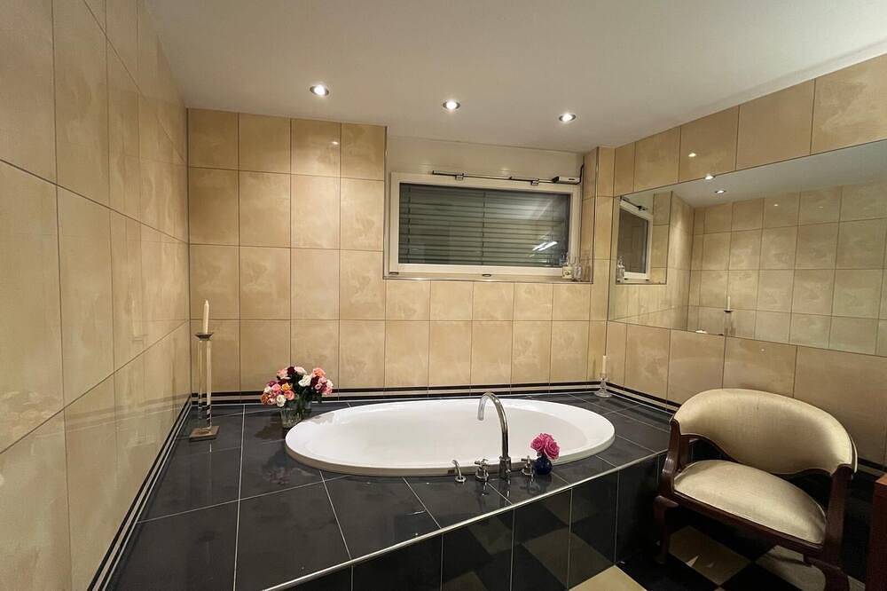 Panoramic spacious House with Garden & Garage. Sleep 6. Kids welcome. No pets. in Muttenz, Region Basel RDK
