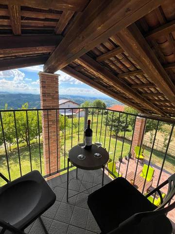 Maison d’hôte pour 4 personnes, avec jardin et vue, adapté aux familles à Treiso