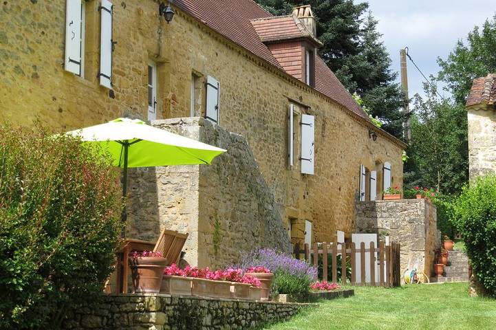 Location de vacances pour 6 personnes, avec terrasse ainsi que jardin et piscine à Saint-Avit-Sénieur