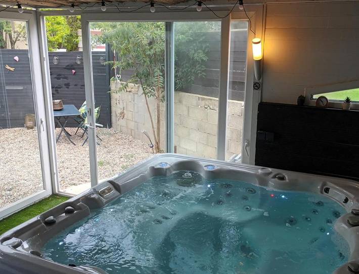 Location de vacances pour 2 personnes, avec Terrasse et Jacuzzi ainsi que Jardin et Piscine à Saint-Martin-d'Ardèche
