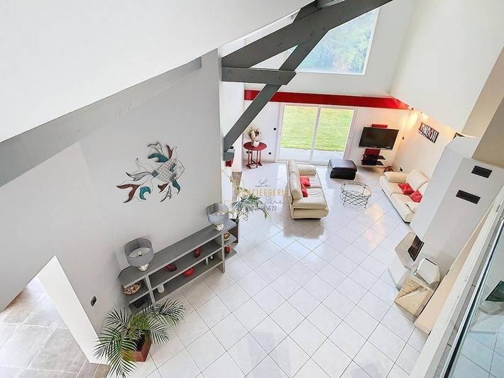 Location de vacances pour 13 personnes, avec Jacuzzi ainsi que Terrasse et Piscine dans La Chapelle-de-la-Tour
