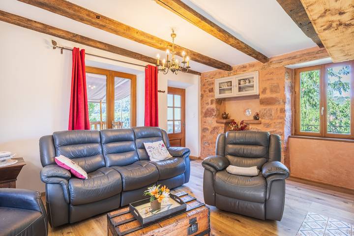 Gîte de Ségonzac : vue sur le lac, terrasse privée et Wi-Fi in Villecomtal, Aveyron