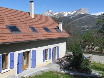 Gîte pour 12 personnes, avec jardin et terrasse à Manteyer