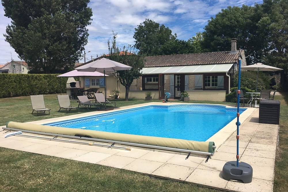 Cottage avec piscine privée dans un cadre de vignoble rural à proximité des plages de l'Atlantique in Barzan, Région de Saintes