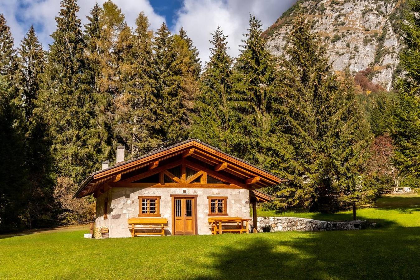 Chalet 'Valon - Alpine Hideaway' con vista sulle montagne e giardino privato in Comano Terme, Dolomiti di Brenta