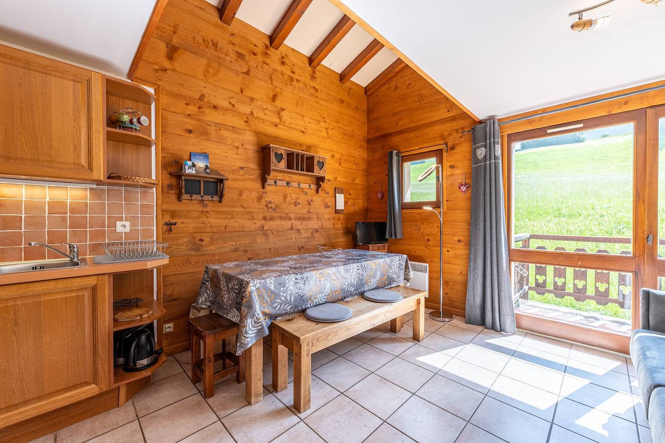 Appartement entier, Appartement 'Le Lachat' avec vue sur les montagnes, terrasse partagée et Wi-Fi in Cohennoz, Région d'Albertville