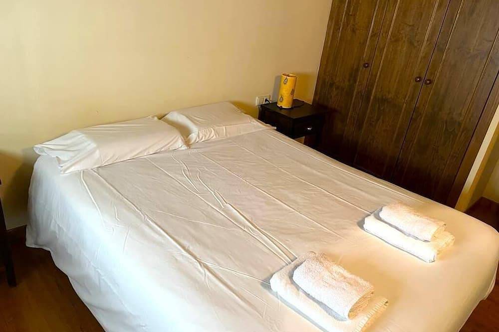 Bor lll - 6Pax - Three Bedroom House, Sleeps 6 in Bellver de Cerdanya, Catalan Pyrenees
