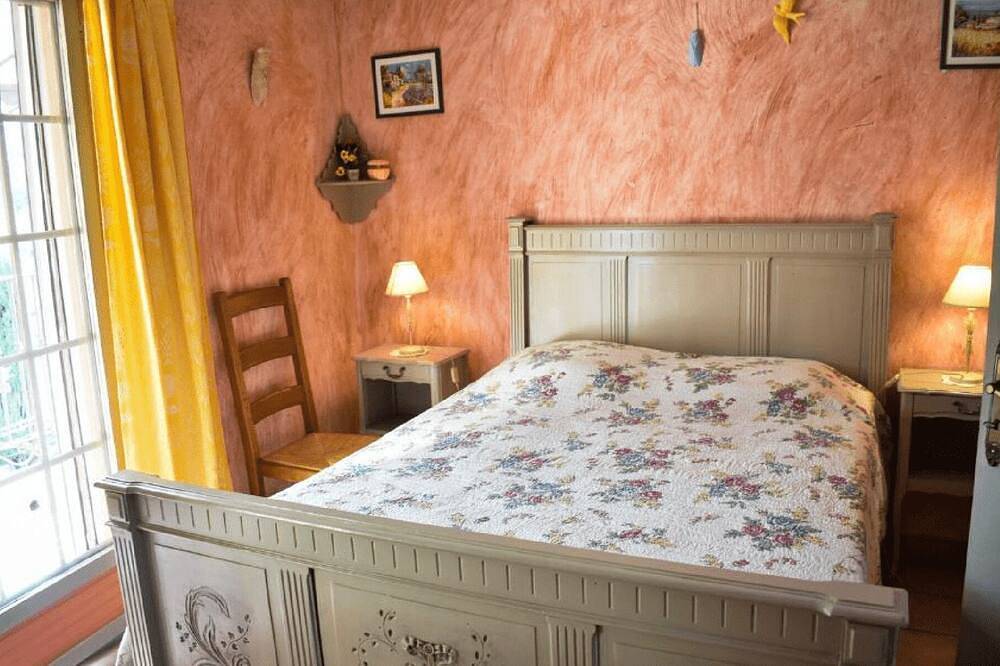 La Bastide les Basses Royères offers seasonal rentals of a house with a swimming in Robion, Parc naturel régional du Luberon