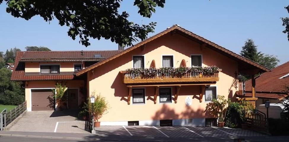 Gästehaus, mit Balkon und Terrasse sowie Garten