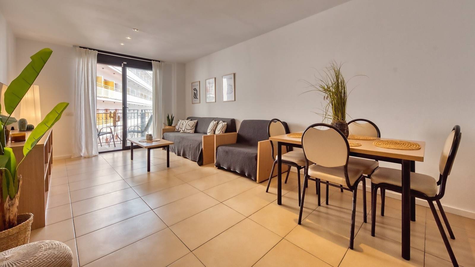 Ganze Wohnung, Ferienwohnung 'Costacabana - Dali' mit Gemeinschaftspool, Balkon und Wi-Fi in Central Lloret de Mar, Lloret de Mar