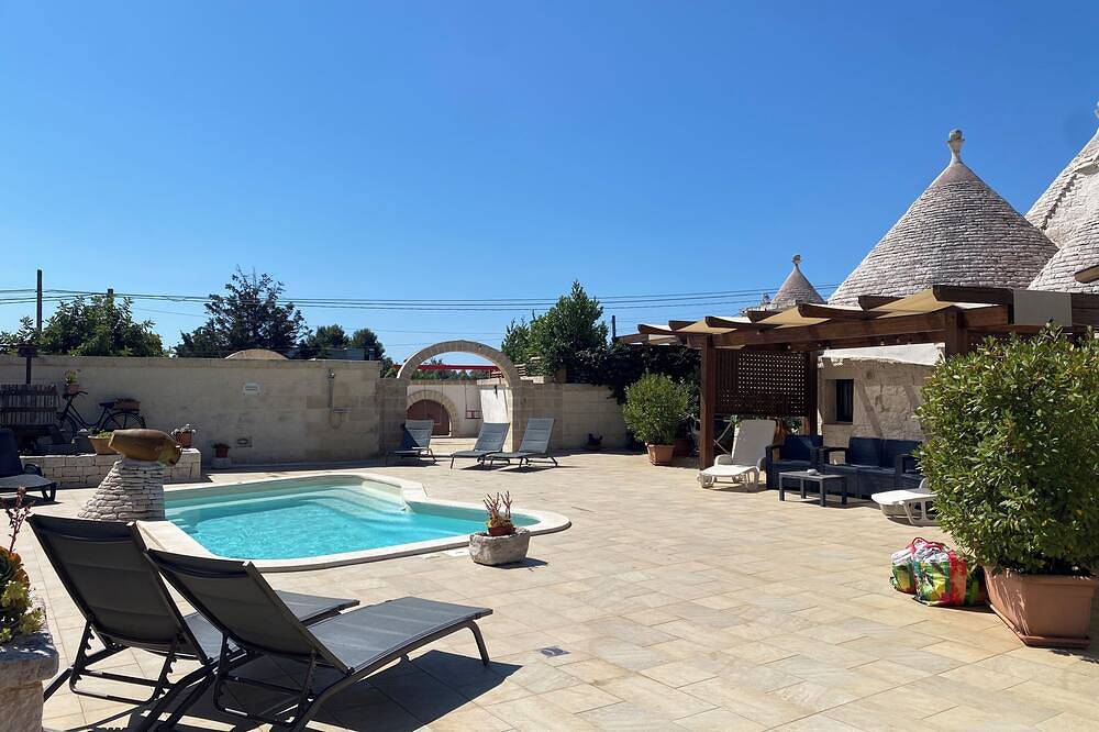 Appartement entier, 4 Family friendly Trulli with private Pool and Kids playground Martina Franca in Locorotondo, Province de Bari