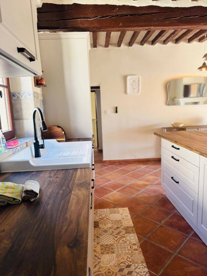Appartement entier, Charming house in the village center of Venasque in Venasque, Parc naturel régional du Mont-Ventoux