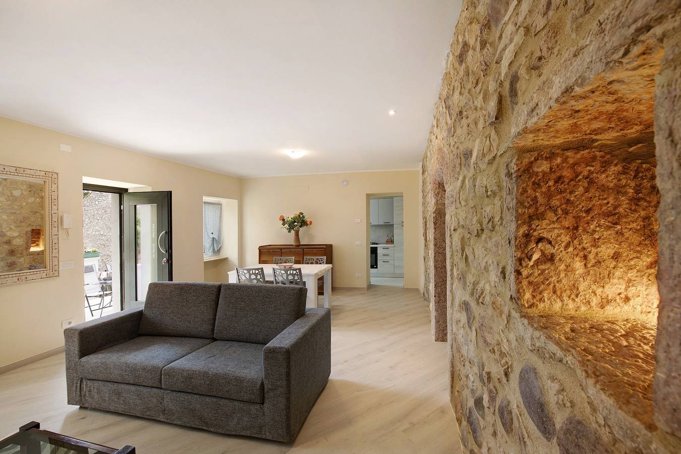 Ganze Wohnung, Ferienwohnung "Casa Vera Aurora" mit privatem Gartenblick und Wi-Fi in Torri del Benaco, Gardasee-Berge