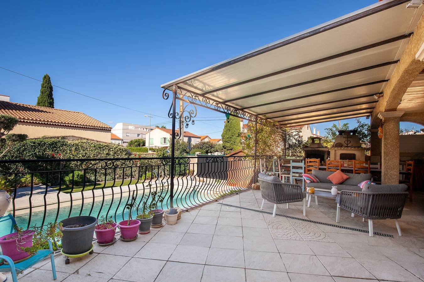 Bed and Breakfast 'Salamandre Chambre D'hote' with Shared Pool, Wi-Fi and Air Conditioning in Port-Saint-Louis-du-Rhône, Arles region