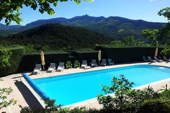 Chalet pour 4 personnes, avec terrasse et piscine, animaux acceptés