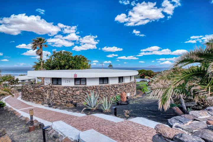 Bungalow für 4 Personen, mit Meerblick und Balkon sowie Terrasse und Garten