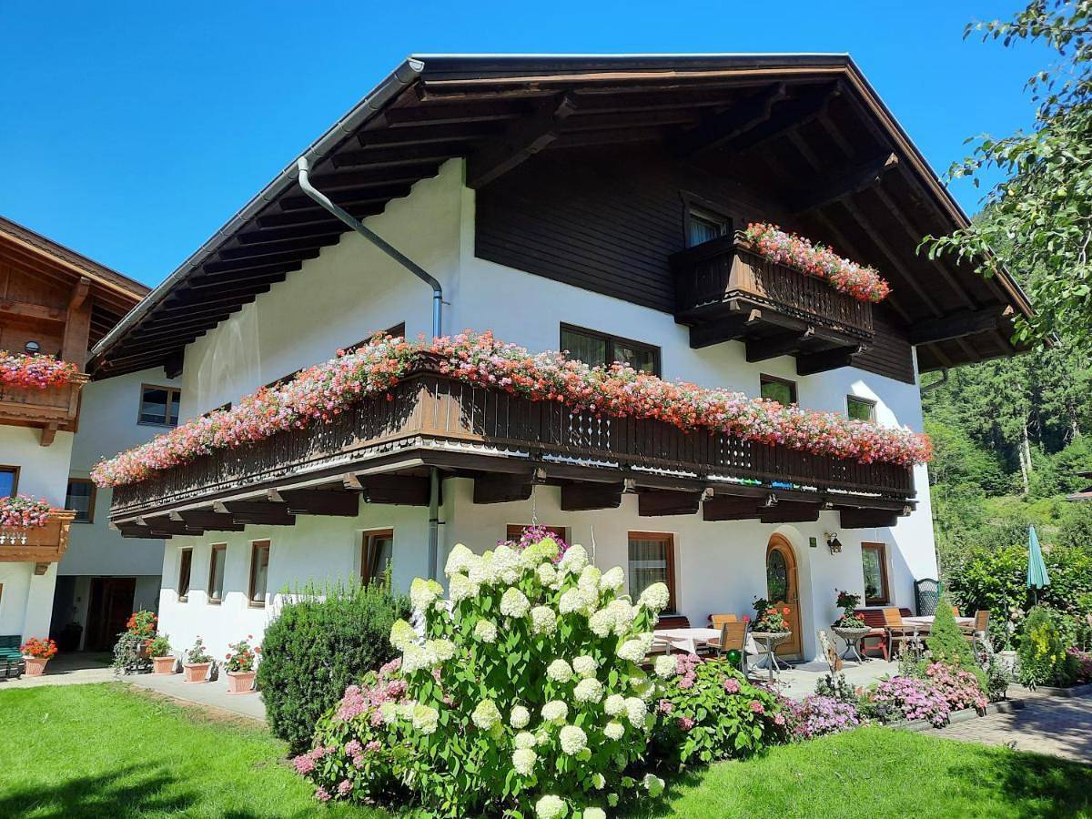 Geheel appartement, Small Double Room with Balcony in Mayrhofen, Zillertaler Alpen