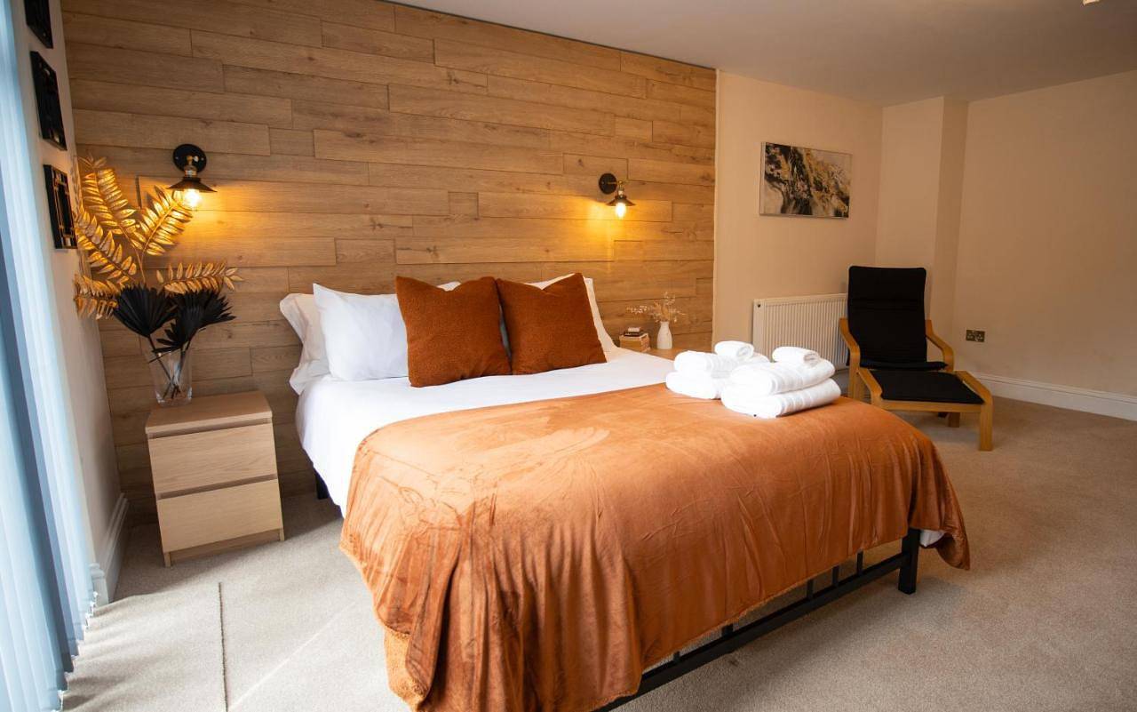 Ganze Wohnung, Half Moon Luxury One bedroom - Spacious Apt Romantic Getaway with a hot tub, 5 min away from Eastbourne centre , free parking in Eastbourne, Ost Sussex