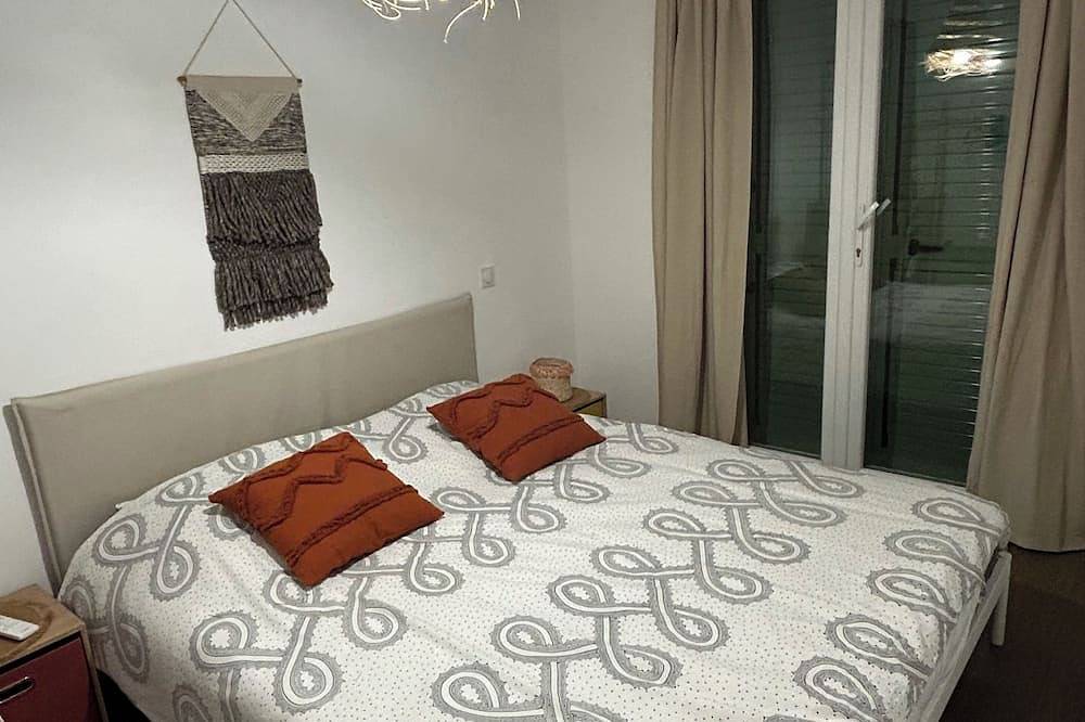 Nice villa with swimming pool overlooking the island of Capraia and 2 minutes walk from the beach. in Macinaggio, Rogliano
