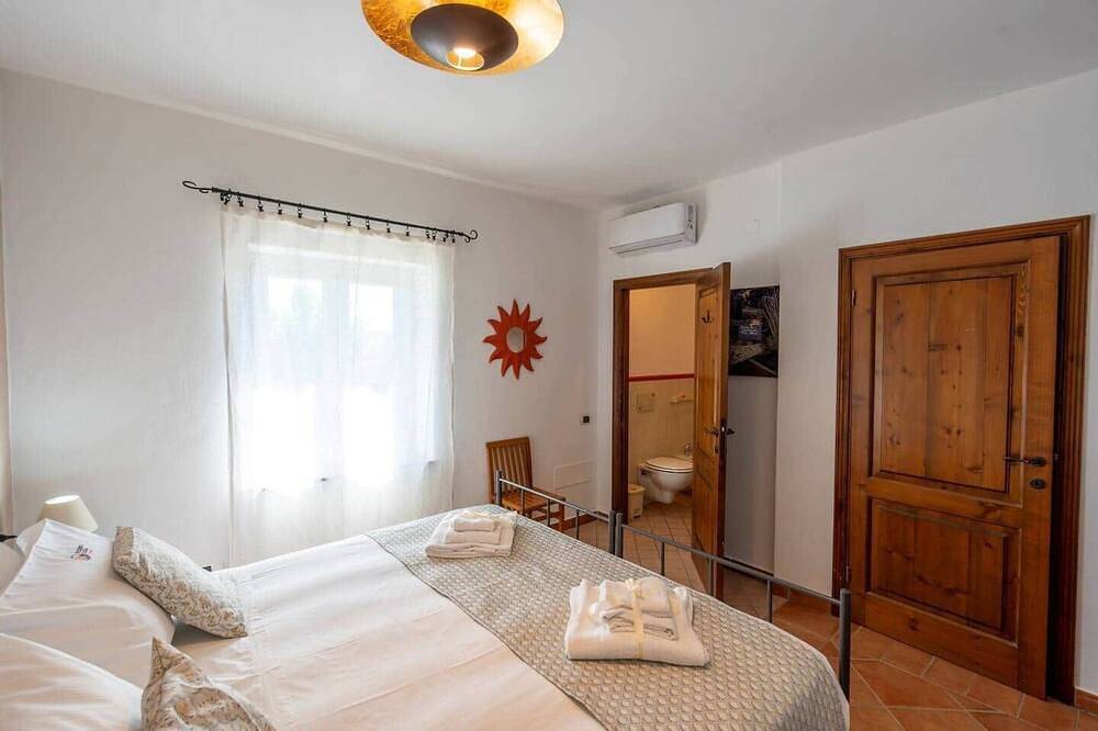 Poderino Sole, \"Mirto\" Room in Lajatico, Pisa Provinz