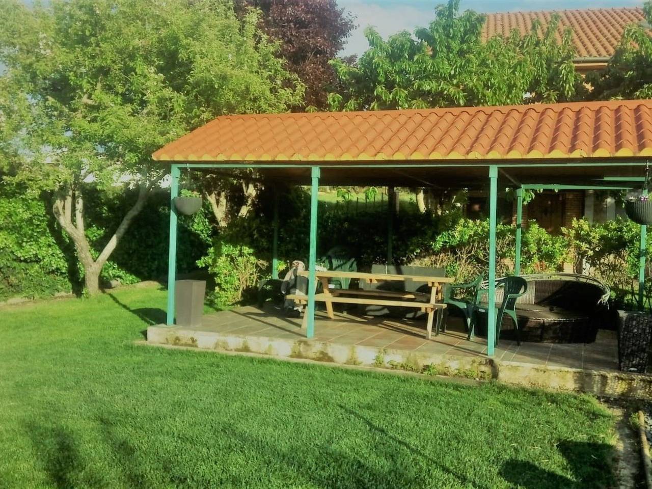 Sehr gepflegtes Ferienhaus im typisch spanischen Stil mit Garten, zwei Terrasse in La Rinconada de la Sierra, Provincia de Salamanca