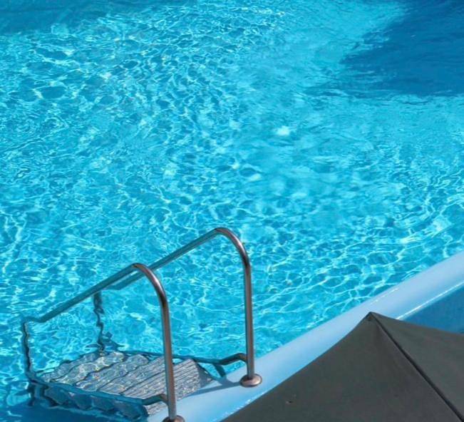 Ferienwohnung für 2 Personen, mit Balkon und Terrasse sowie Garten und Pool