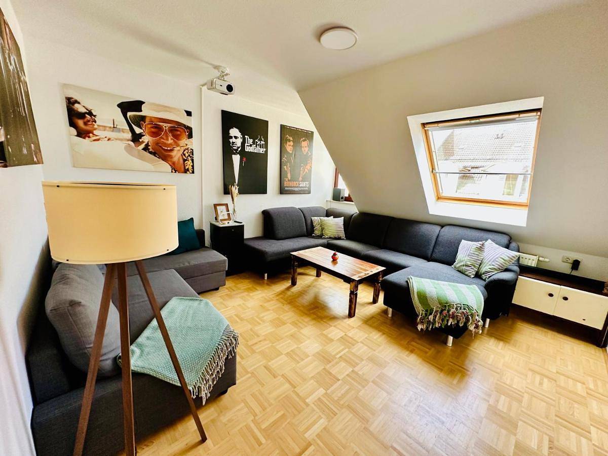 Ganze Wohnung, Massive Karli Loft - over 130 meters floor space - home theater room - 4 private sleeping areas - best location in Leipzig in Leipzig-Süd, Leipzig