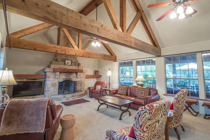 Vacation rental for 13 people, with hot tub and terrace in Wimberley