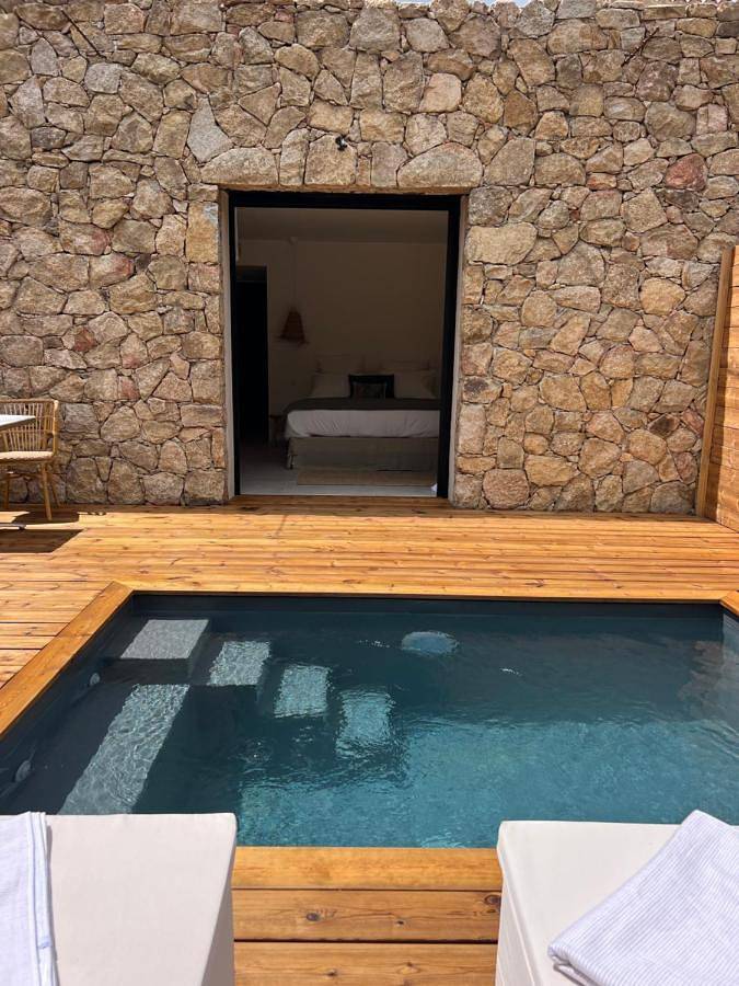 Chambre d’hôte pour 2 personnes, avec Terrasse et Jacuzzi ainsi que Jardin et Piscine en Corse-du-Sud